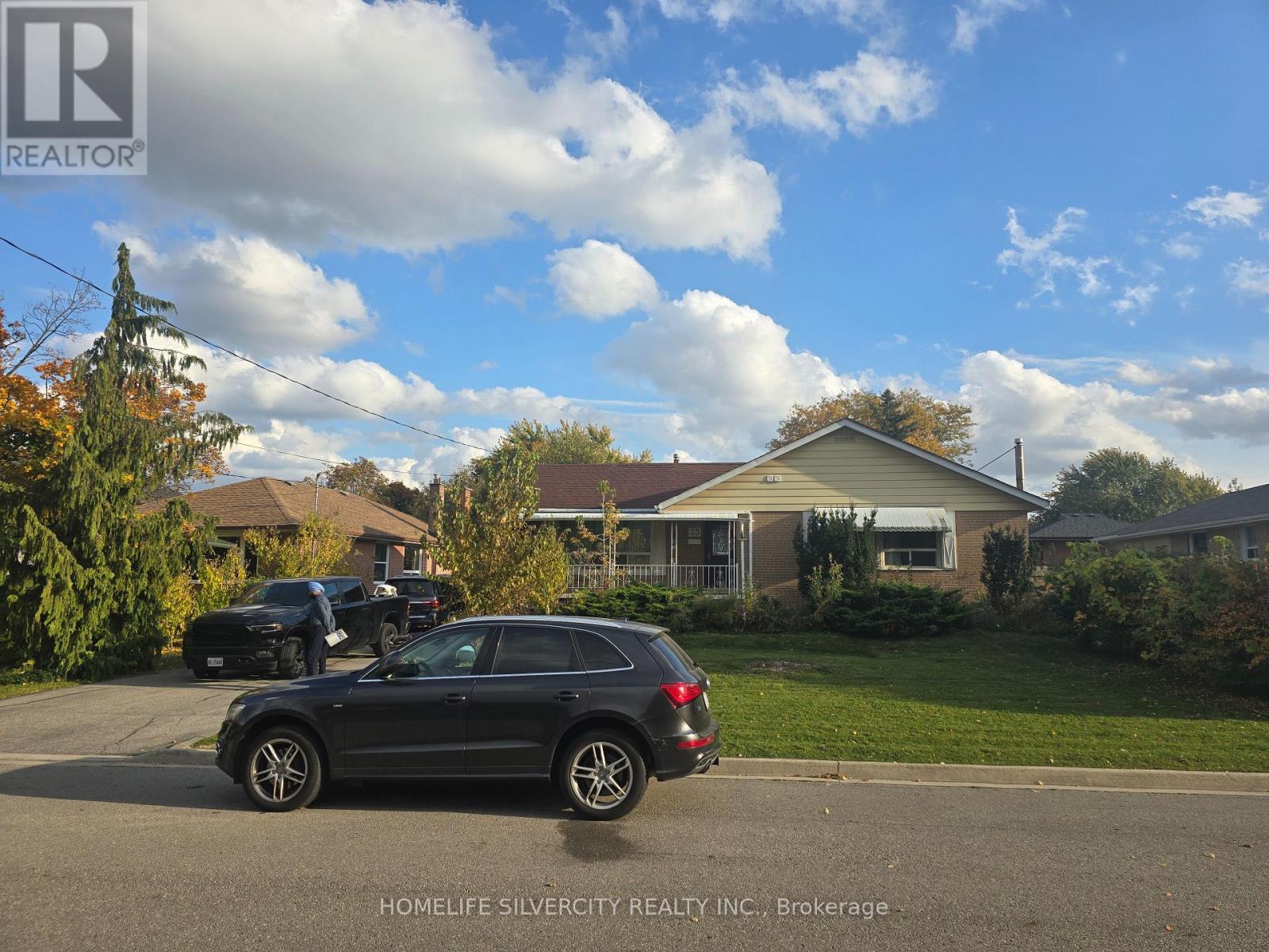 23 Maldaver Avenue, Mississauga, Ontario  L5M 1W4 - Photo 2 - W12553242