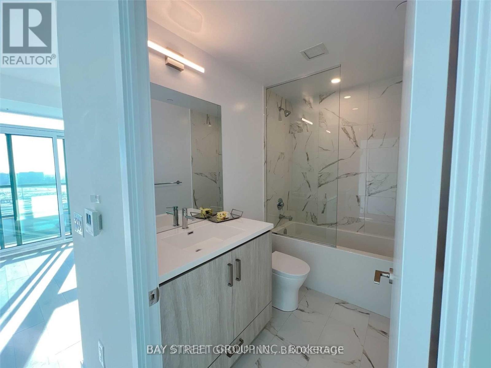 1709 - 10 Honeycrisp Crescent, Vaughan, Ontario  L4K 0M7 - Photo 3 - N12433018