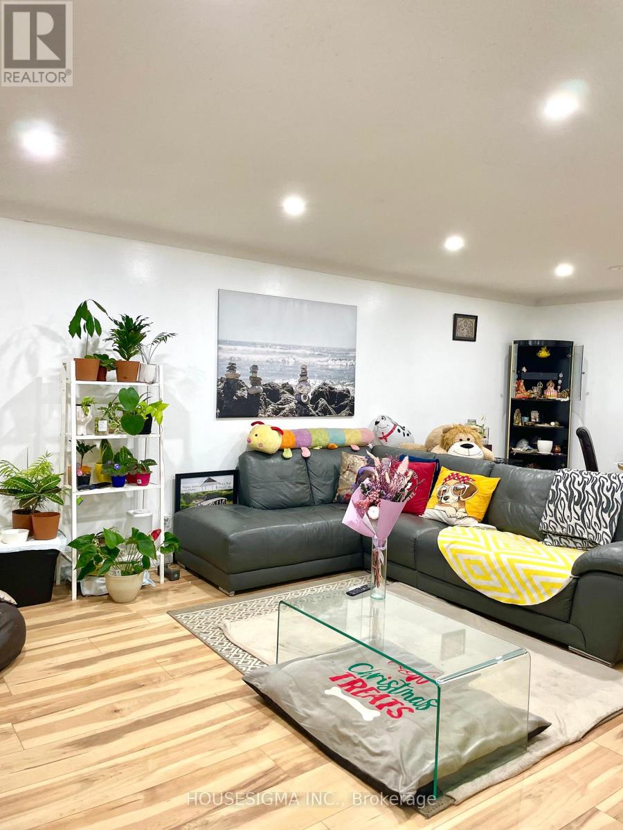 124 Dorchester Boulevard, St. Catharines, Ontario  L2M 6B9 - Photo 2 - X12553240