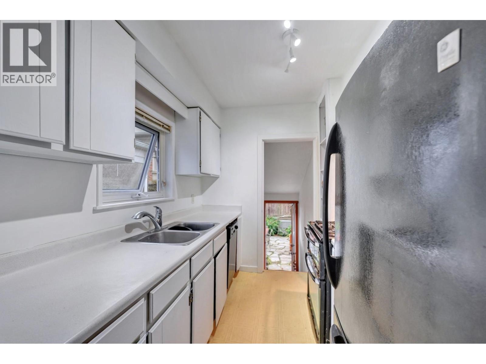 2303 W 3rd Avenue, Vancouver, British Columbia  V6K 1L6 - Photo 13 - R3068103