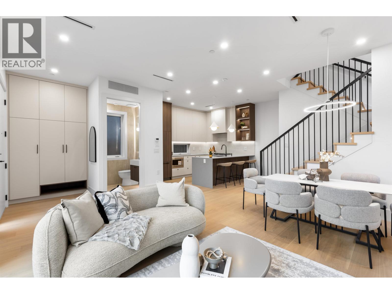 1 2607 Dundas Street, Vancouver, British Columbia  V5K 1R1 - Photo 2 - R3067370