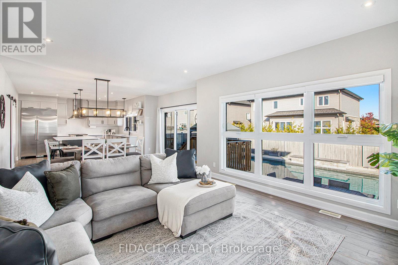 649 Misty Street, Russell, Ontario K4R 0E7 - Photo 10 - X12553314