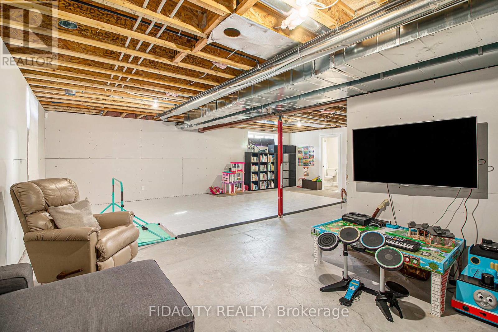 649 Misty Street, Russell, Ontario K4R 0E7 - Photo 37 - X12553314