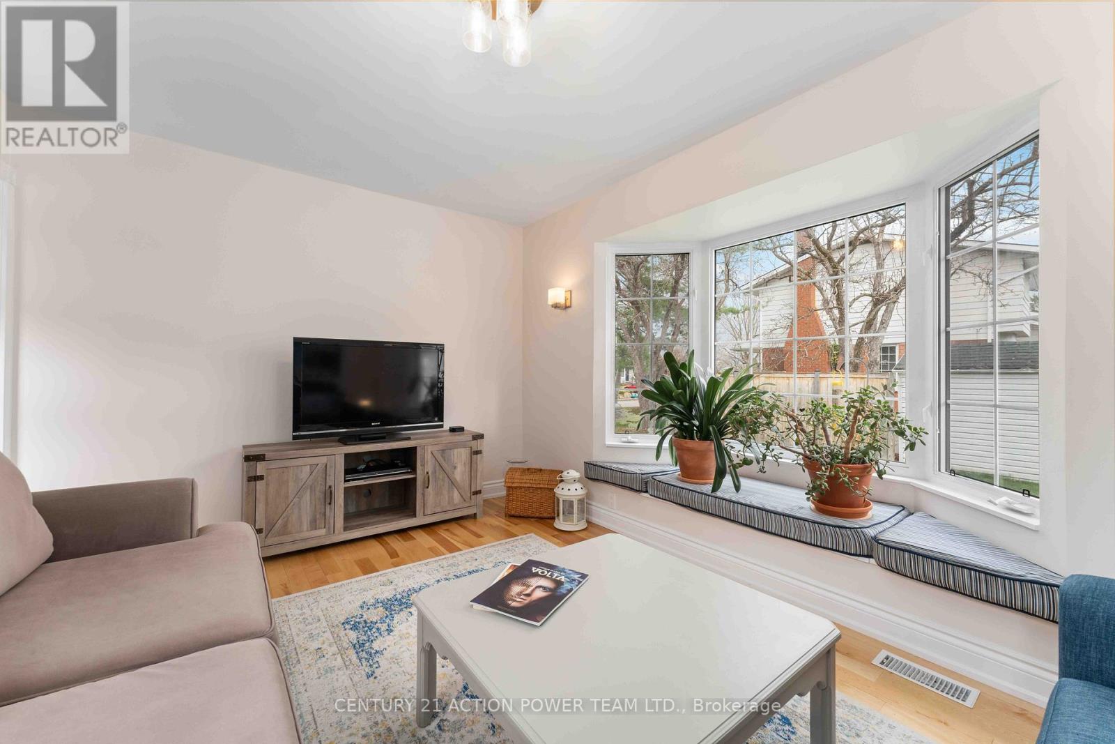 594 Noble Crescent, Ottawa, Ontario K1V 7H9 - Photo 14 - X12553346