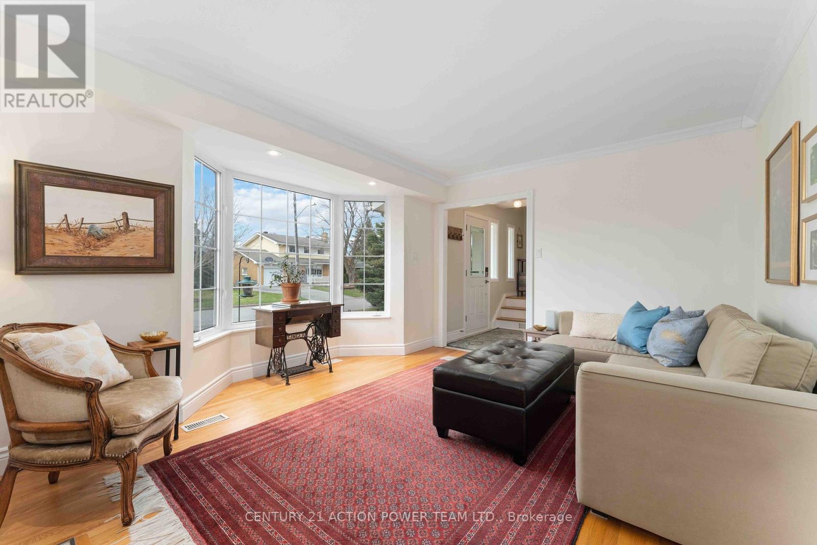 594 Noble Crescent, Ottawa, Ontario K1V 7H9 - Photo 6 - X12553346