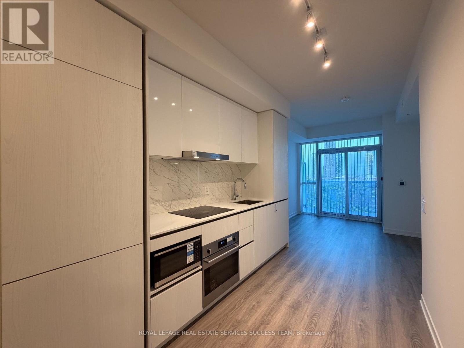 1107 - 8 Interchange Way, Vaughan, Ontario  L4K 0P9 - Photo 3 - N12531208