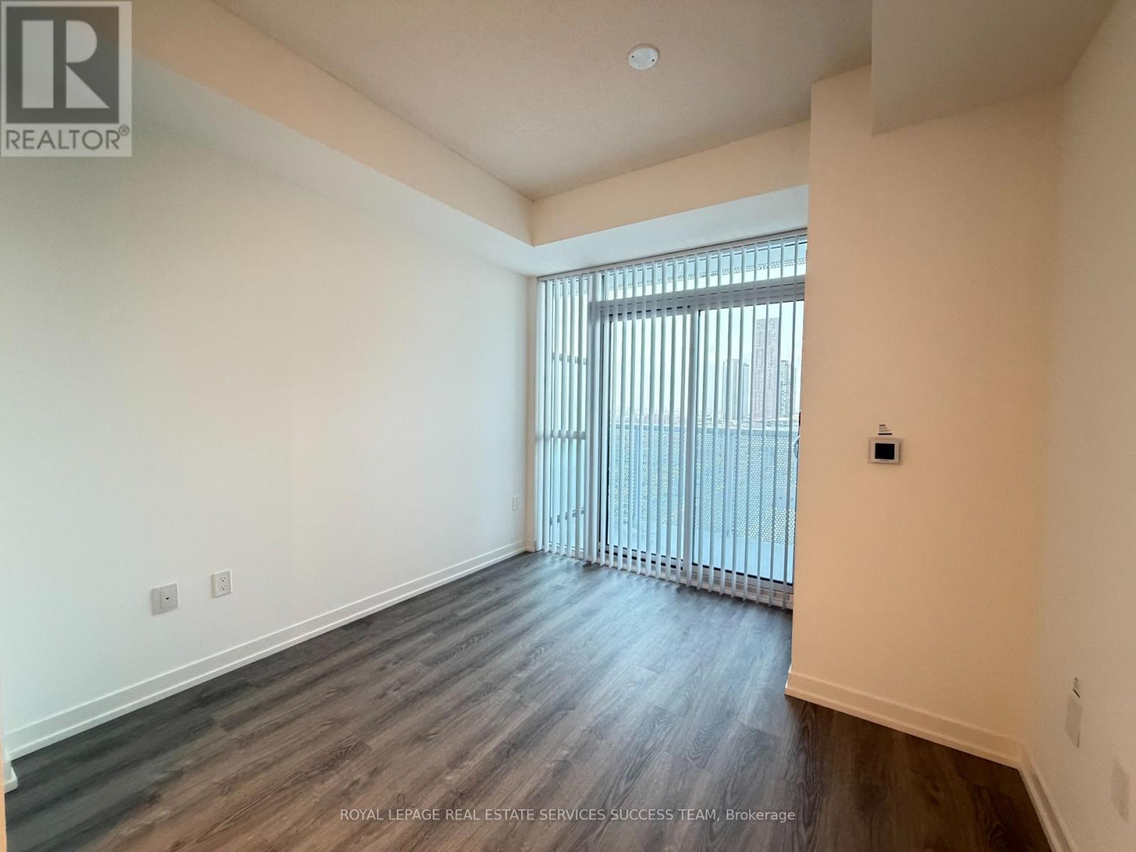 1107 - 8 Interchange Way, Vaughan, Ontario  L4K 0P9 - Photo 5 - N12531208