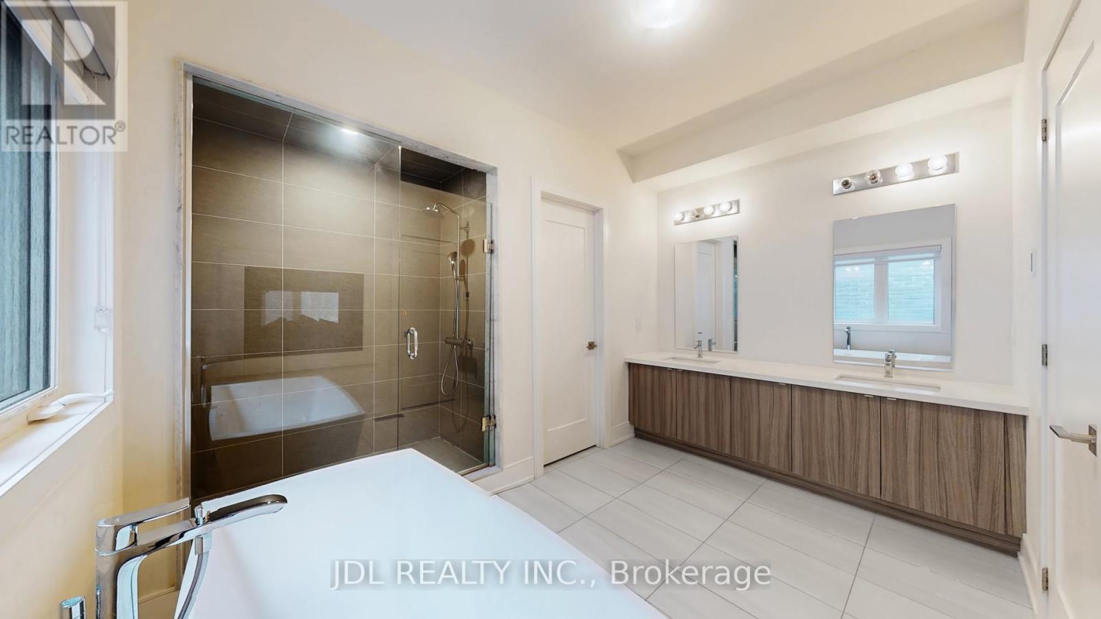 97 Milky Way Drive, Richmond Hill, Ontario  L4C 4M8 - Photo 15 - N12553302