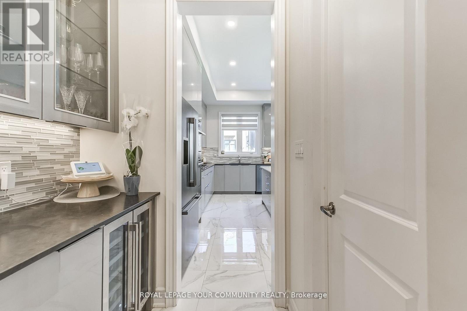 30 Marvin Avenue, Oakville, Ontario  L6H 0Z8 - Photo 5 - W12553378