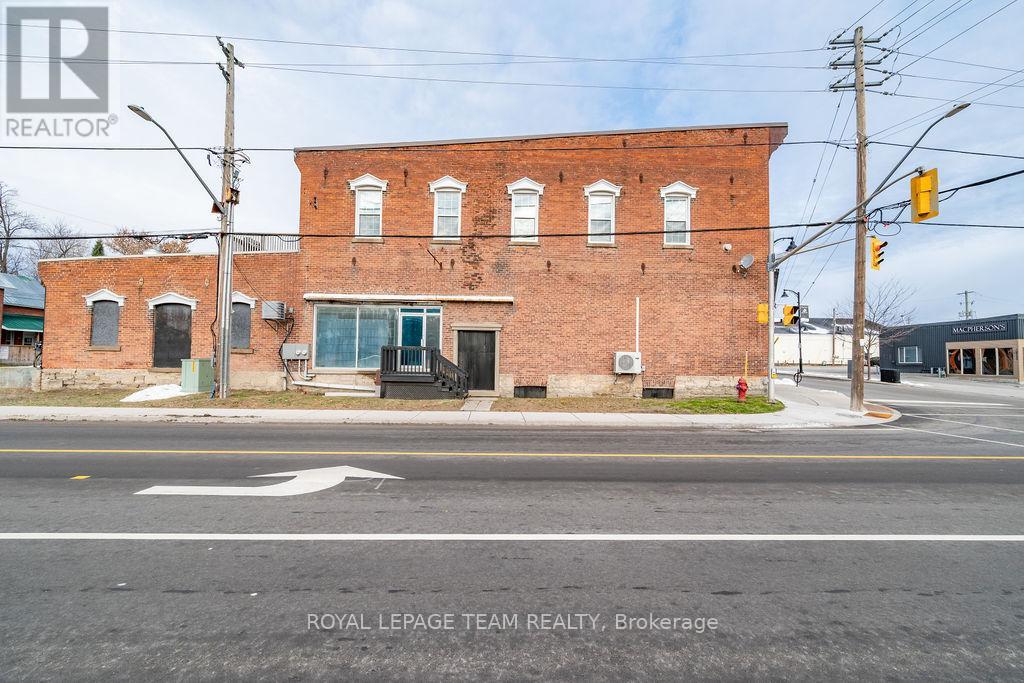 4 Elgin Street W, Arnprior, Ontario  K7S 1N3 - Photo 4 - X12553398