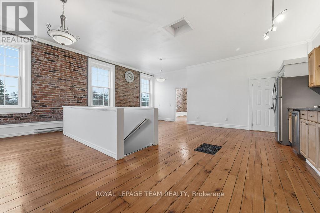 4 Elgin Street W, Arnprior, Ontario  K7S 1N3 - Photo 6 - X12553398