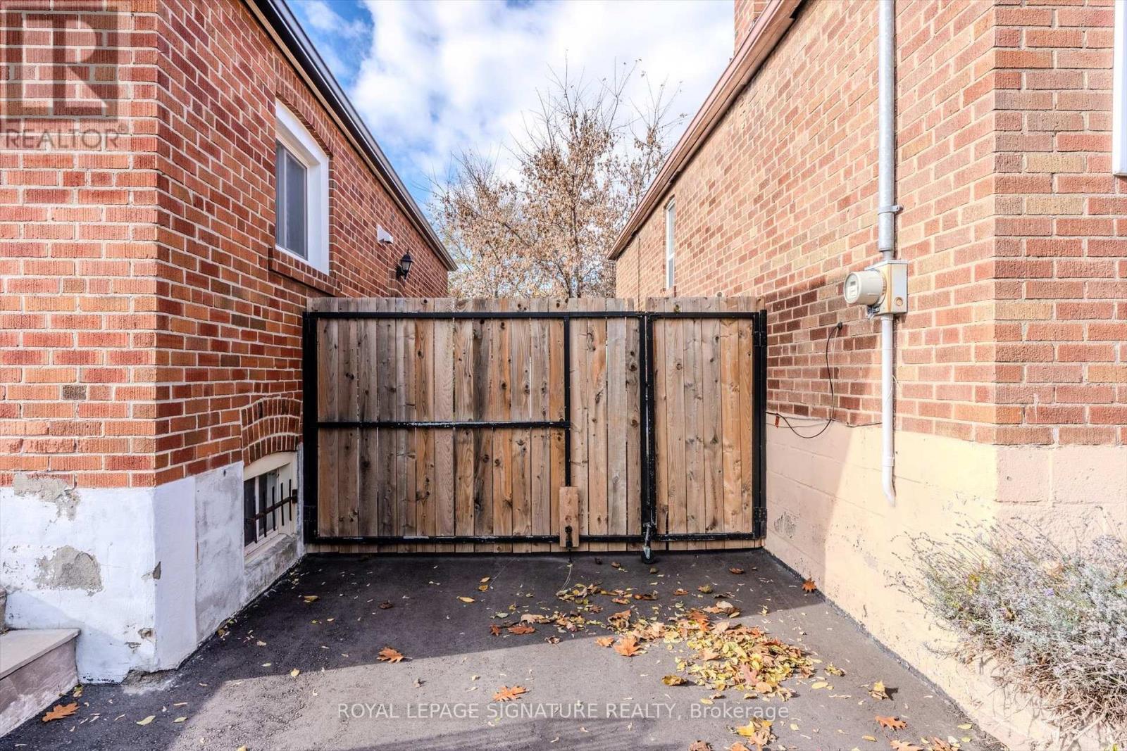 136 Meighen Avenue, Toronto, Ontario M4B 2H9 - Photo 7 - E12553298