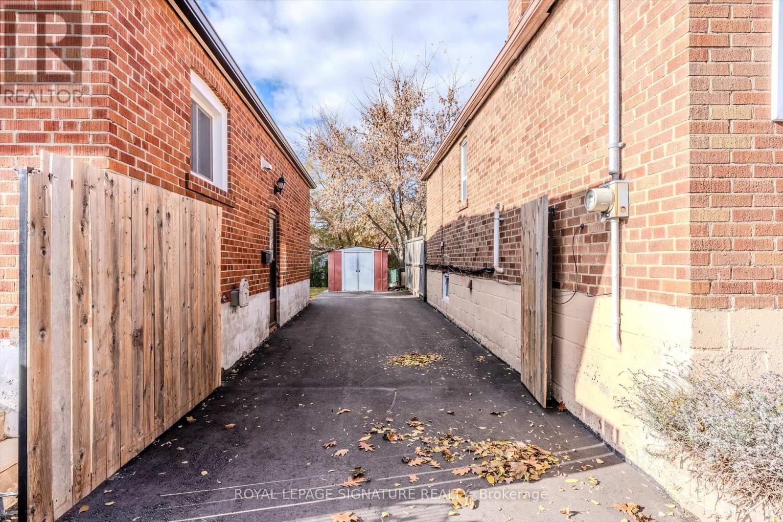 136 Meighen Avenue, Toronto, Ontario M4B 2H9 - Photo 8 - E12553298