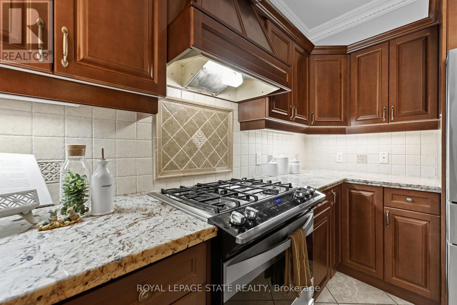 20 Lorupe Court, Hamilton, Ontario  L9G 0C8 - Photo 14 - X12440232