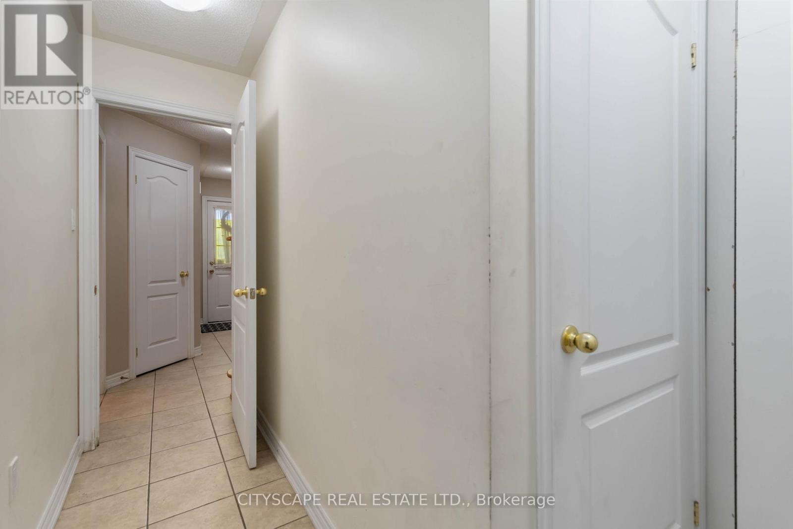 40 Peach Drive, Brampton, Ontario  L6R 0W6 - Photo 5 - W12553390