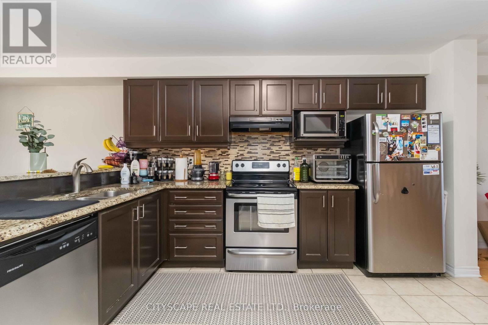 40 Peach Drive, Brampton, Ontario  L6R 0W6 - Photo 7 - W12553390