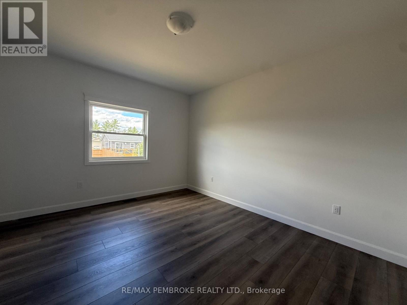 14 Durant Street, Petawawa, Ontario  K8H 0G2 - Photo 11 - X12553466