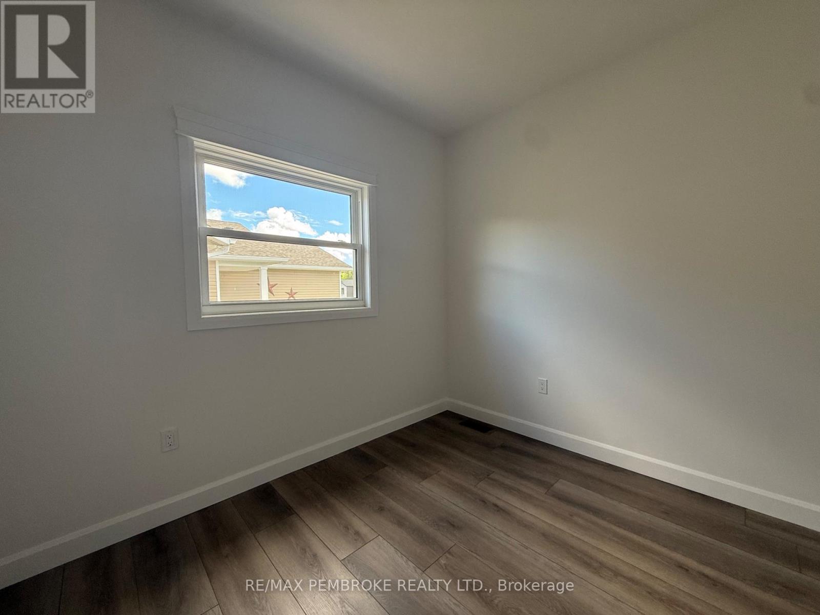 14 Durant Street, Petawawa, Ontario  K8H 0G2 - Photo 19 - X12553466