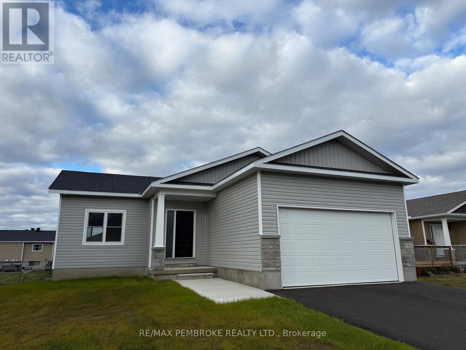 14 Durant Street, Petawawa, Ontario  K8H 0G2 - Photo 2 - X12553466