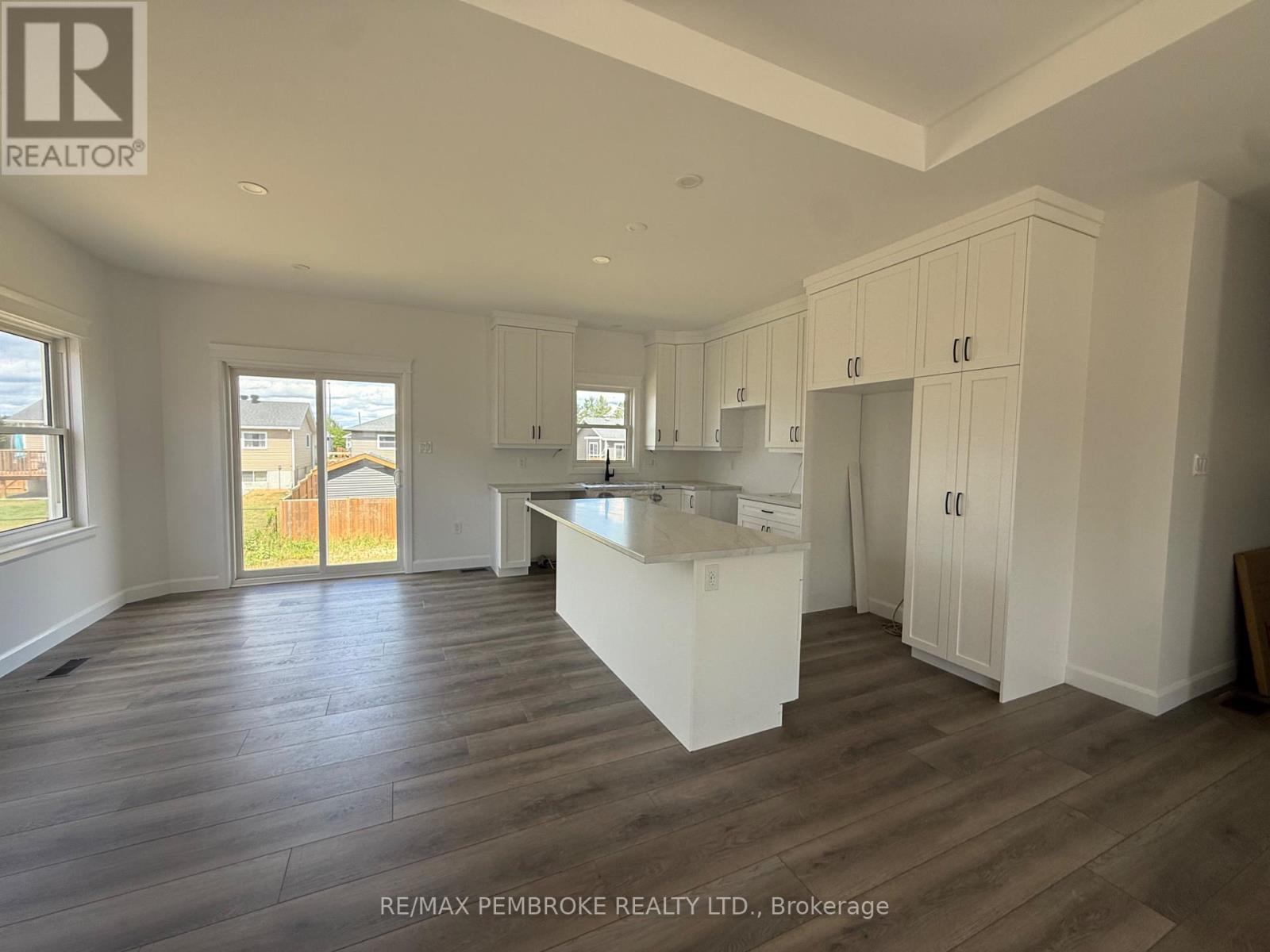 14 Durant Street, Petawawa, Ontario  K8H 0G2 - Photo 4 - X12553466