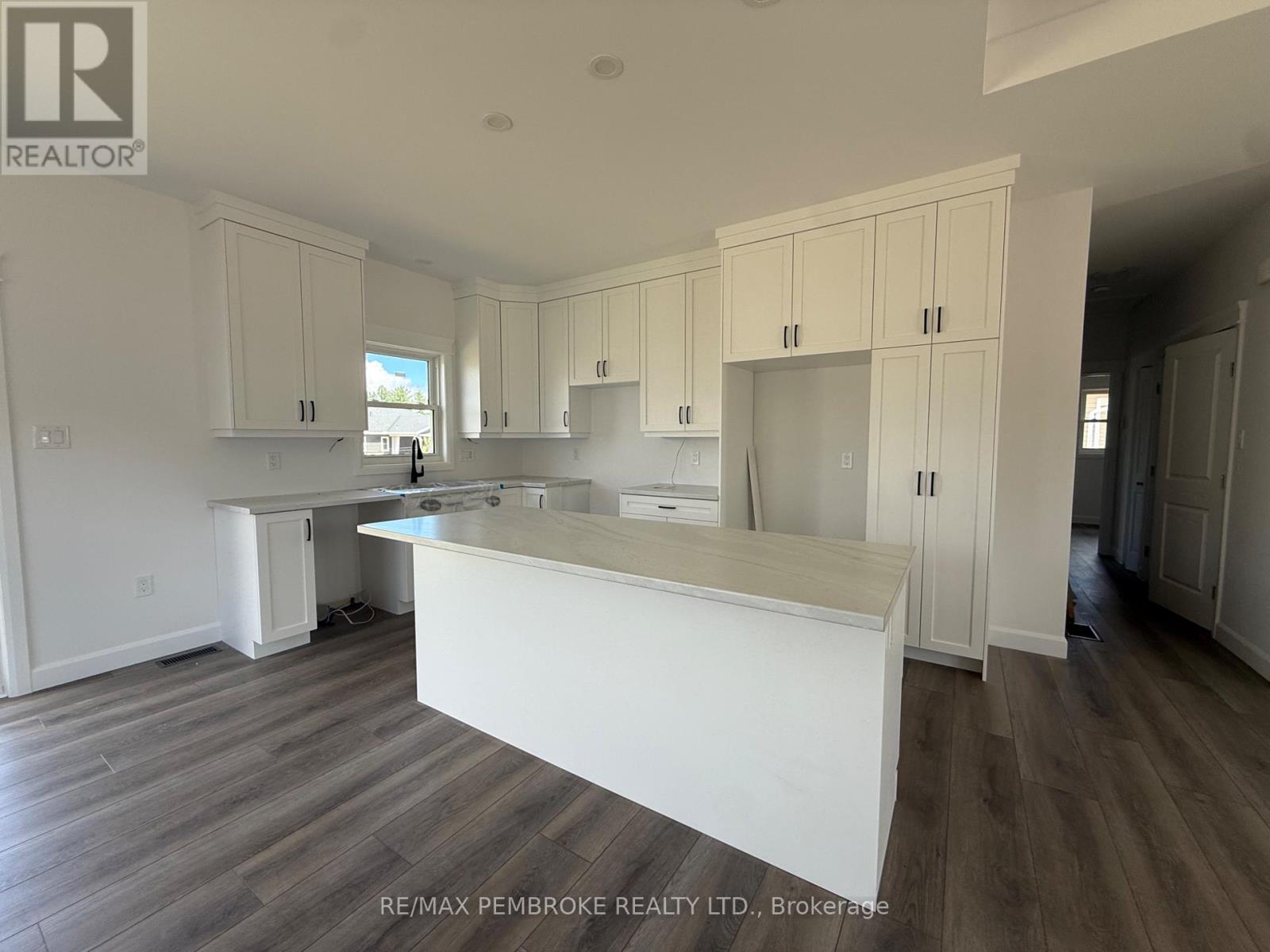 14 Durant Street, Petawawa, Ontario  K8H 0G2 - Photo 6 - X12553466