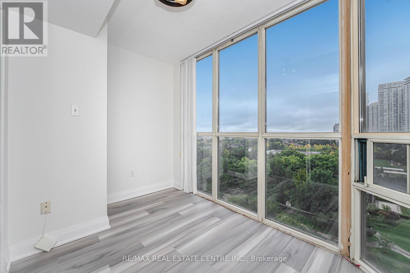 1812 - 265 Enfield Place, Mississauga, Ontario  L5B 3Y6 - Photo 11 - W12553420