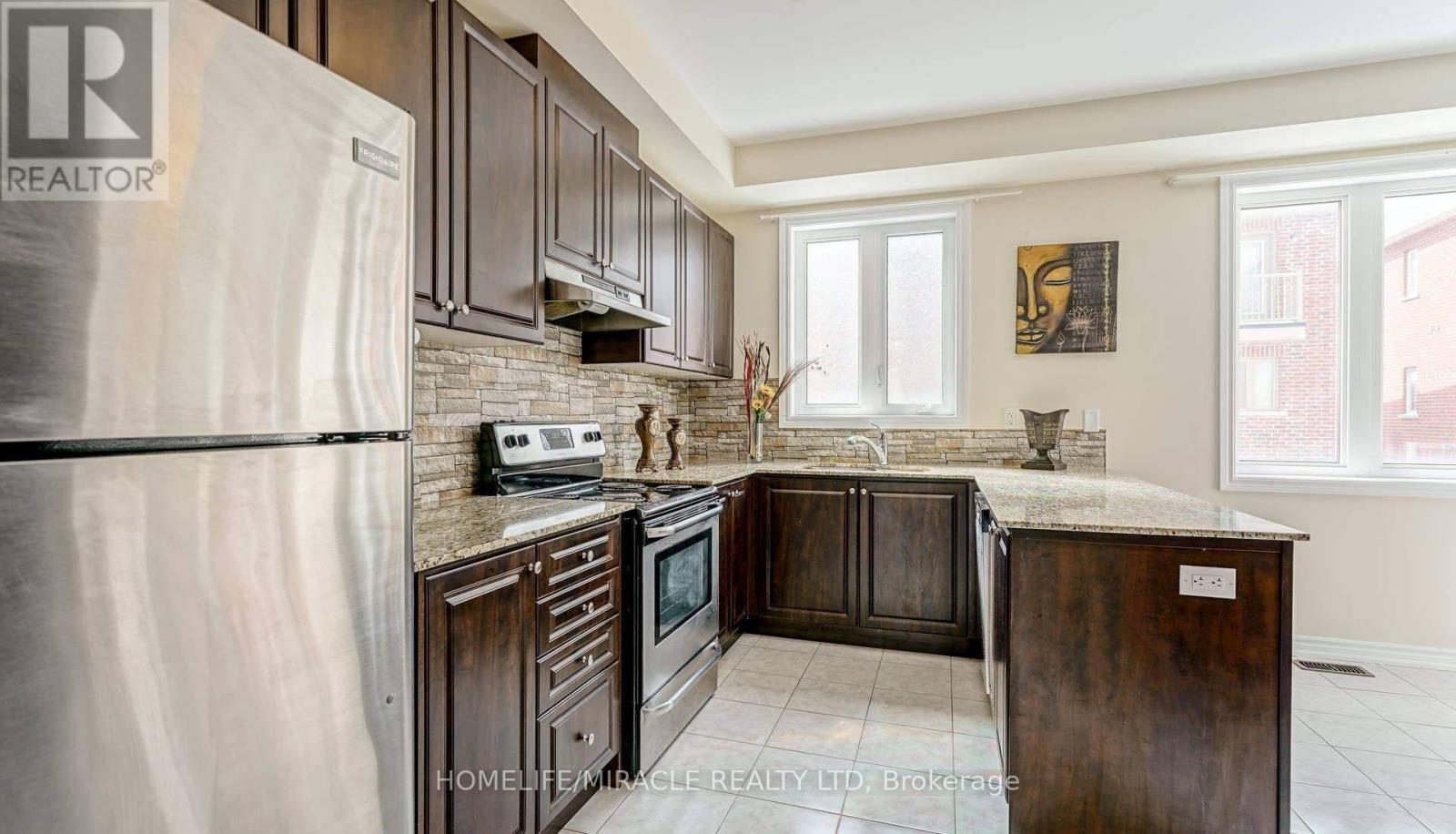 8 Hobart Gardens, Brampton, Ontario  L6Z 0B4 - Photo 3 - W12553444