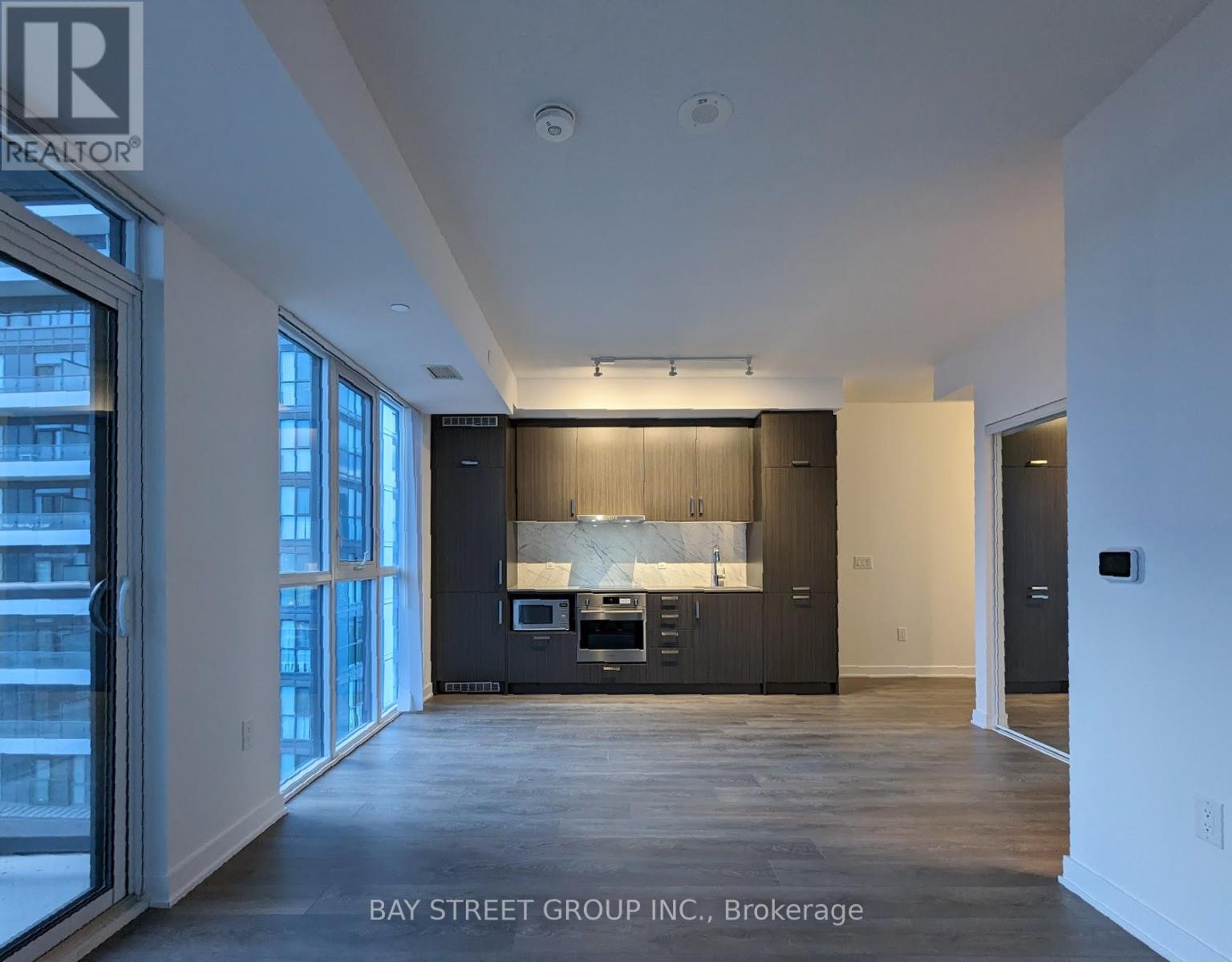 806 - 60 Honeycrisp Crescent, Vaughan, Ontario  L4K 0N5 - Photo 2 - N12553508