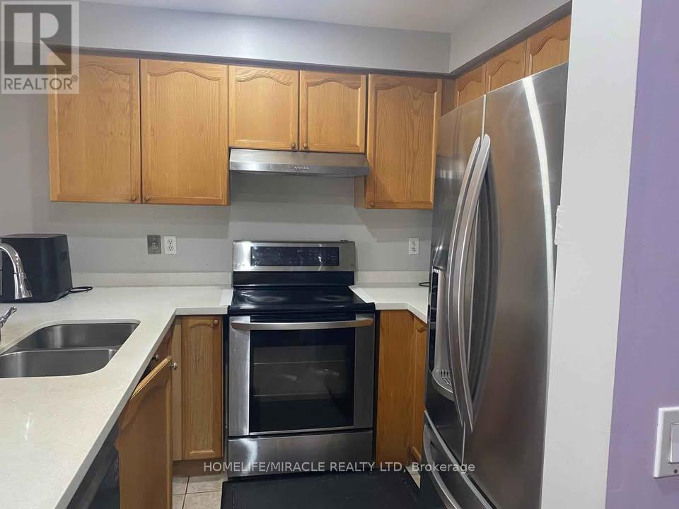 8 - 878 Scollard Court, Mississauga, Ontario  L5V 2R5 - Photo 6 - W12553490