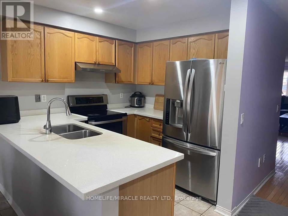 8 - 878 Scollard Court, Mississauga, Ontario  L5V 2R5 - Photo 7 - W12553490