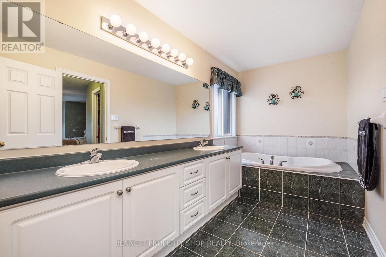 578 Devonwood Circle, Ottawa, Ontario  K1T 4E6 - Photo 25 - X12552242