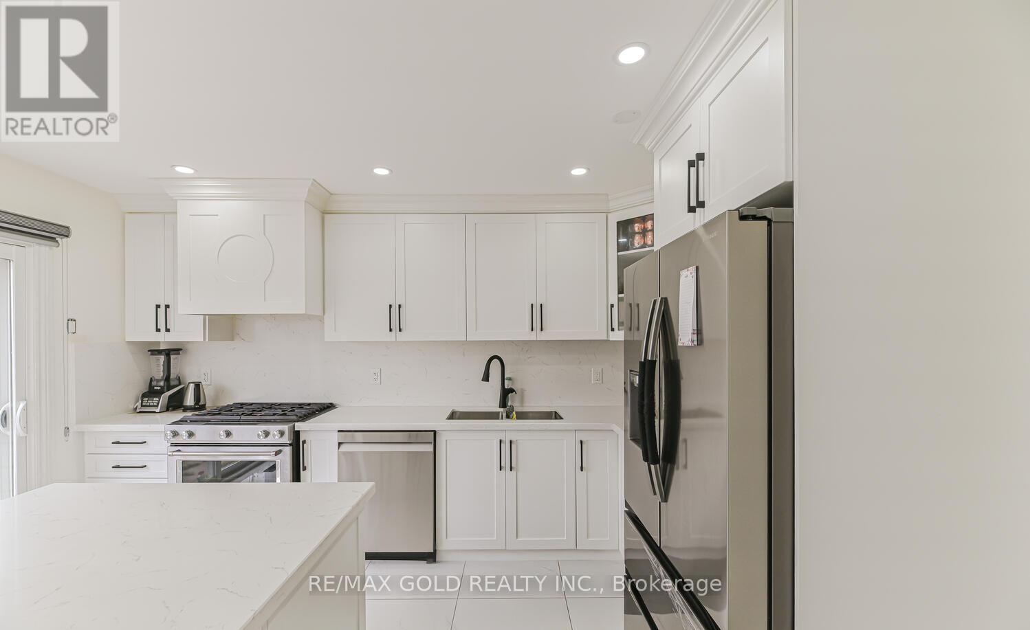 81 Drake Boulevard, Brampton, Ontario  L6T 3L2 - Photo 4 - W12482409