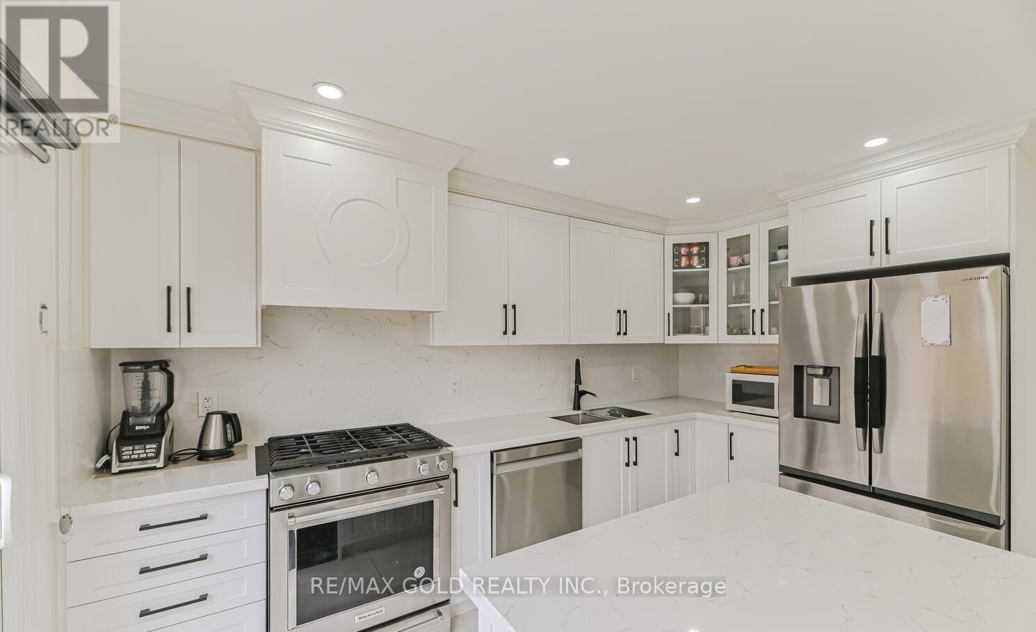 81 Drake Boulevard, Brampton, Ontario  L6T 3L2 - Photo 2 - W12482409