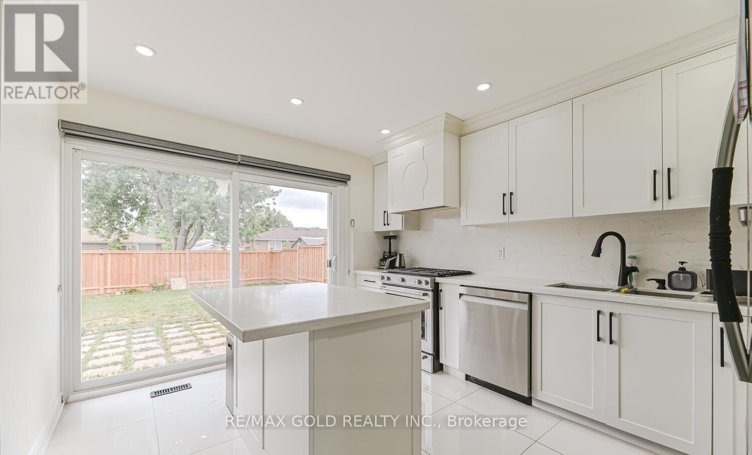 81 Drake Boulevard, Brampton, Ontario  L6T 3L2 - Photo 6 - W12482409