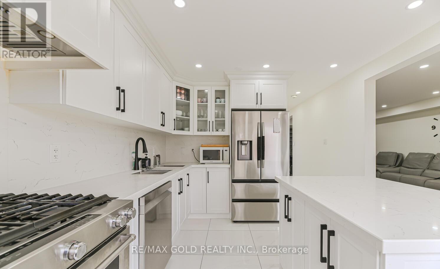 81 Drake Boulevard, Brampton, Ontario  L6T 3L2 - Photo 3 - W12482409