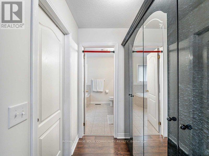 104 William Booth Avenue, Newmarket, Ontario L3X 3B1 - Photo 15 - N12553544