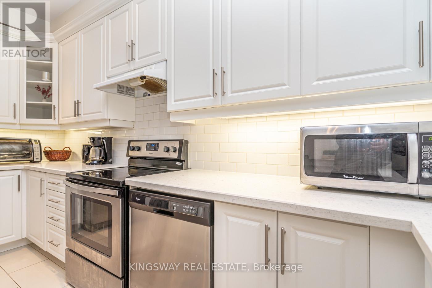 3670 Banff Court, Mississauga, Ontario L5N 7A2 - Photo 11 - W12553528