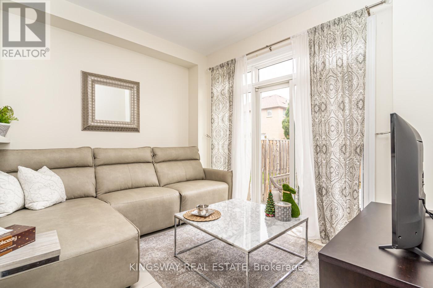 3670 Banff Court, Mississauga, Ontario L5N 7A2 - Photo 12 - W12553528