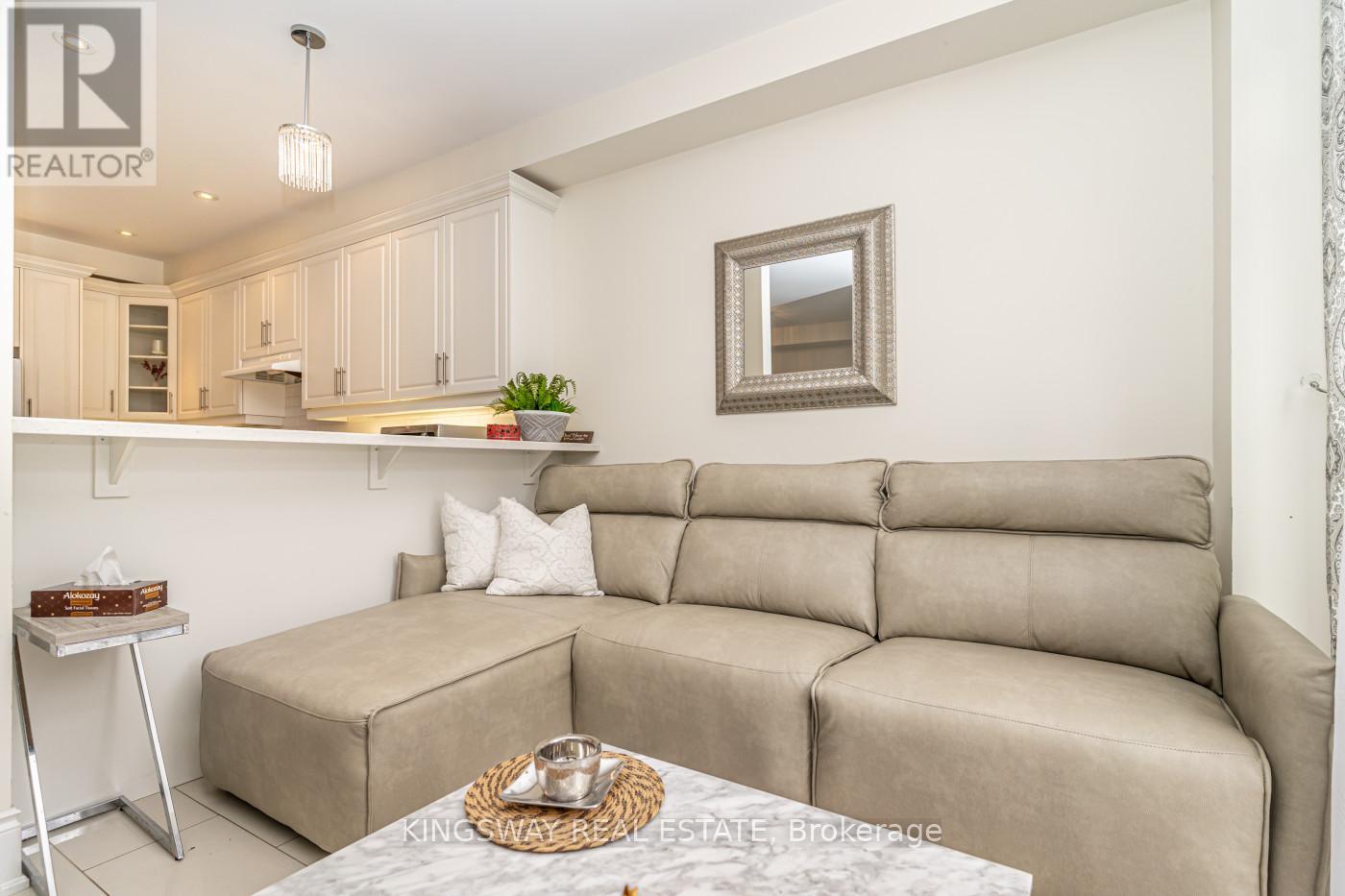 3670 Banff Court, Mississauga, Ontario L5N 7A2 - Photo 13 - W12553528