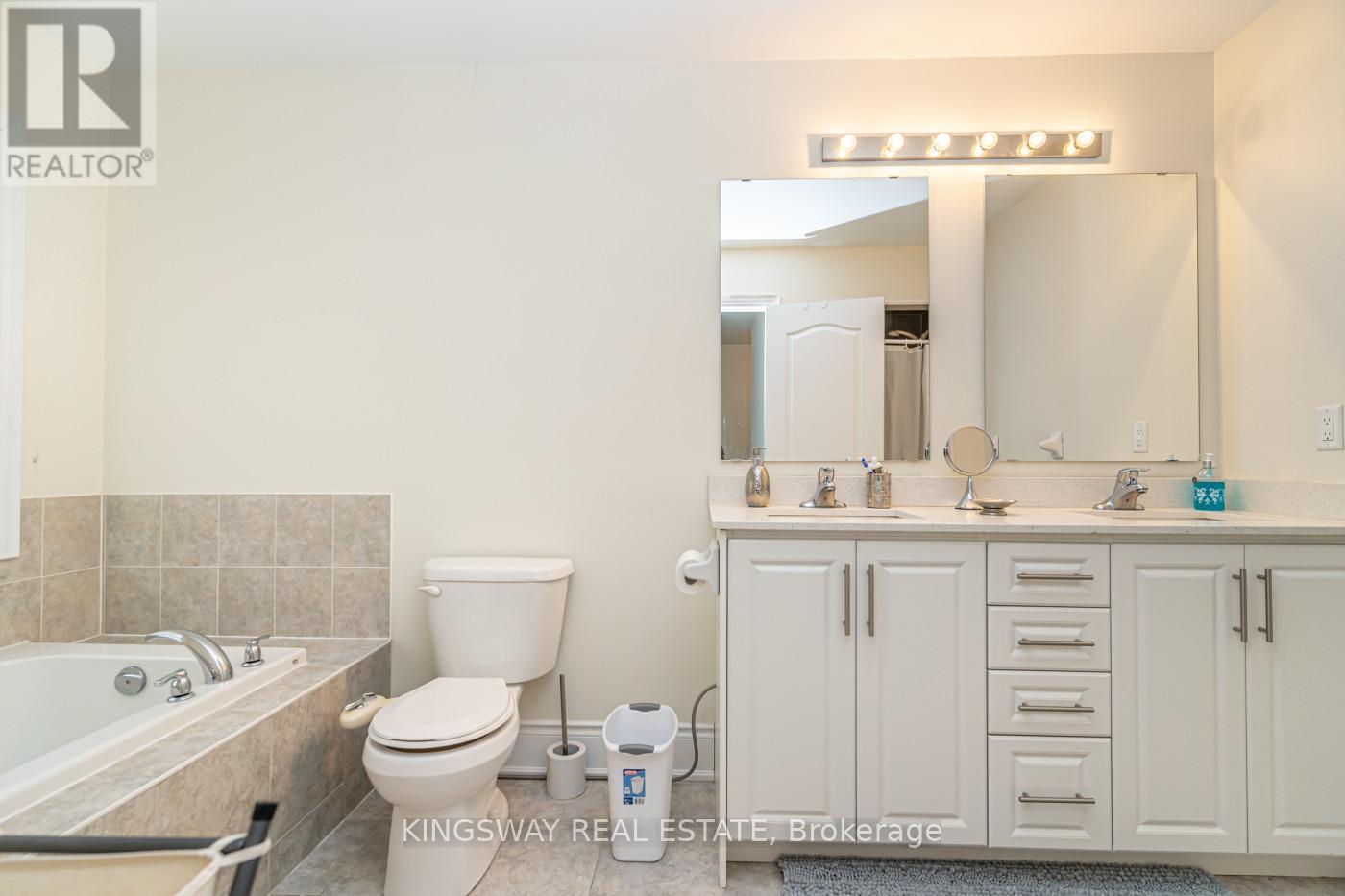 3670 Banff Court, Mississauga, Ontario L5N 7A2 - Photo 19 - W12553528