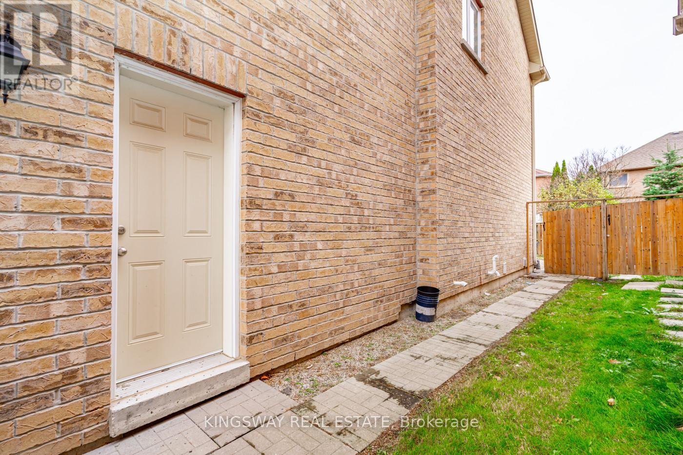 3670 Banff Court, Mississauga, Ontario L5N 7A2 - Photo 31 - W12553528