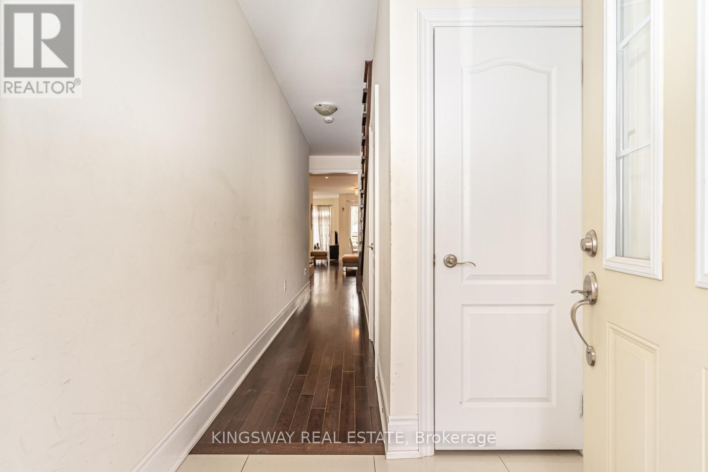 3670 Banff Court, Mississauga, Ontario L5N 7A2 - Photo 4 - W12553528