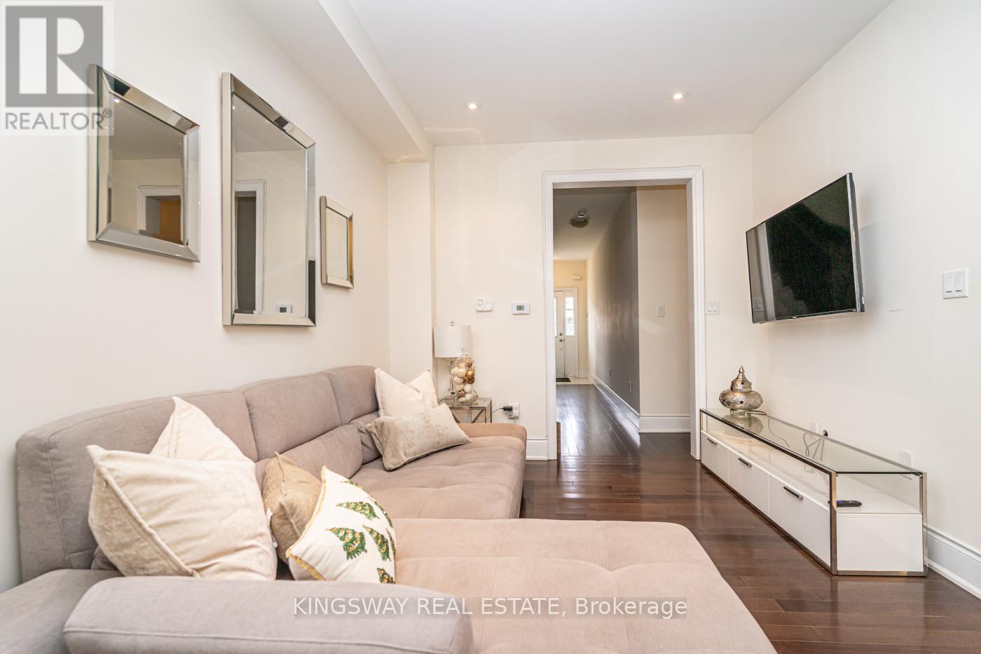 3670 Banff Court, Mississauga, Ontario L5N 7A2 - Photo 5 - W12553528