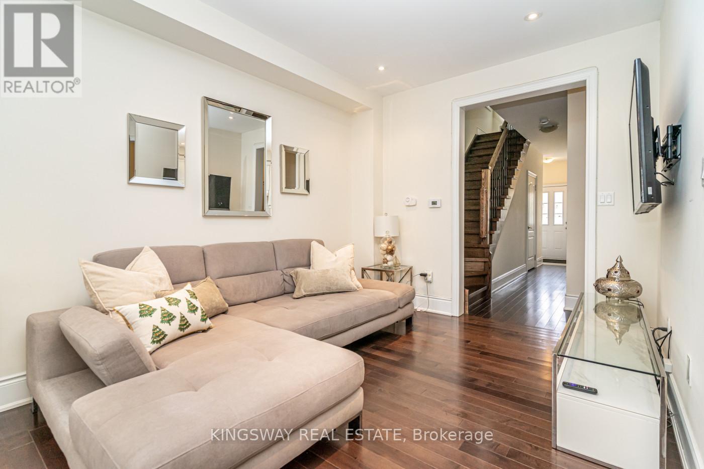 3670 Banff Court, Mississauga, Ontario L5N 7A2 - Photo 6 - W12553528