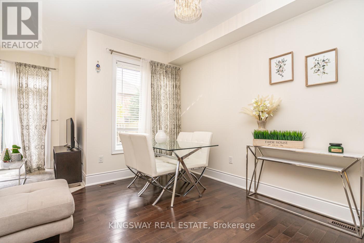 3670 Banff Court, Mississauga, Ontario L5N 7A2 - Photo 7 - W12553528