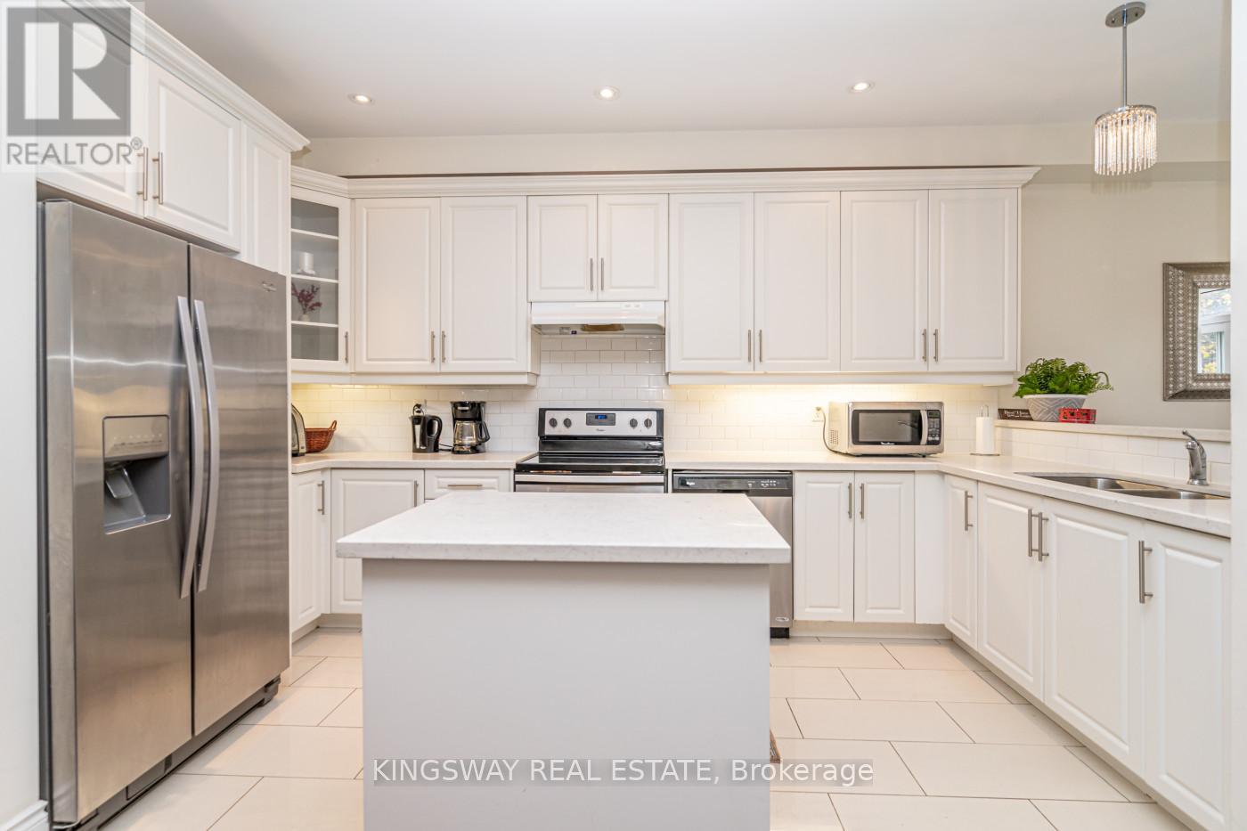 3670 Banff Court, Mississauga, Ontario L5N 7A2 - Photo 9 - W12553528