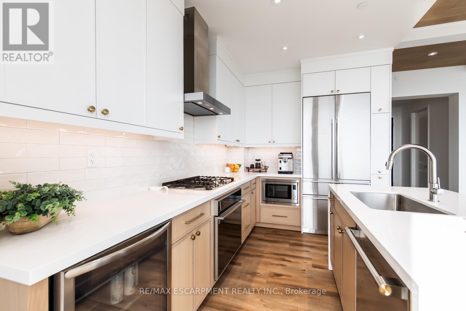 2102 - 2007 James Street, Burlington, Ontario L7R 0G7 - Photo 12 - W12553536