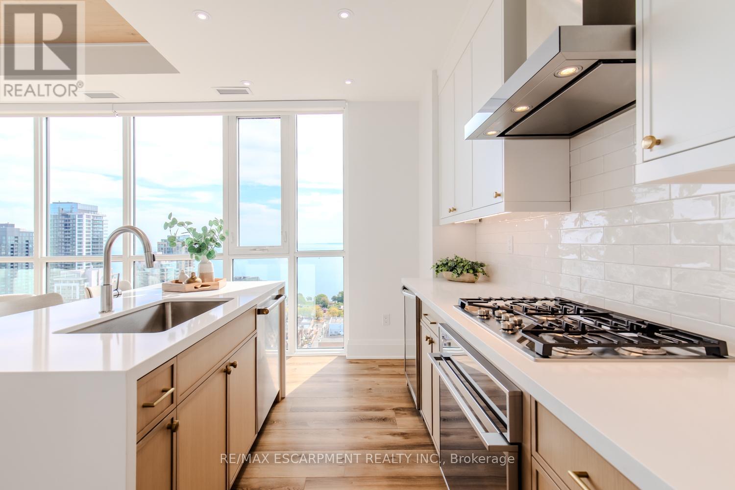 2102 - 2007 James Street, Burlington, Ontario L7R 0G7 - Photo 13 - W12553536