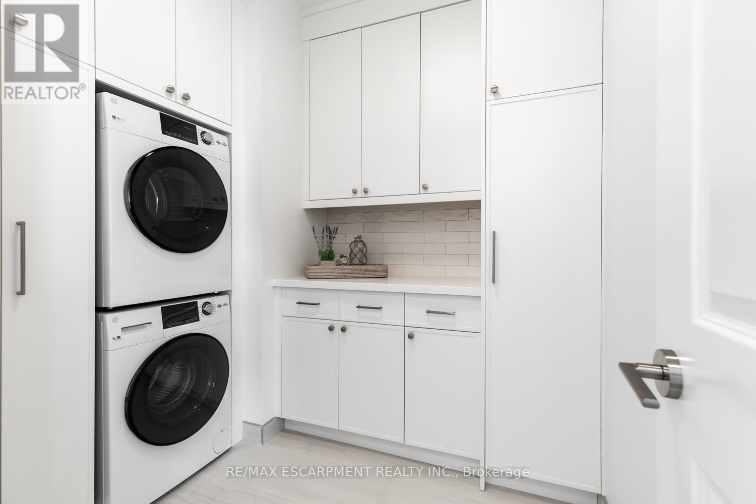 2102 - 2007 James Street, Burlington, Ontario L7R 0G7 - Photo 33 - W12553536