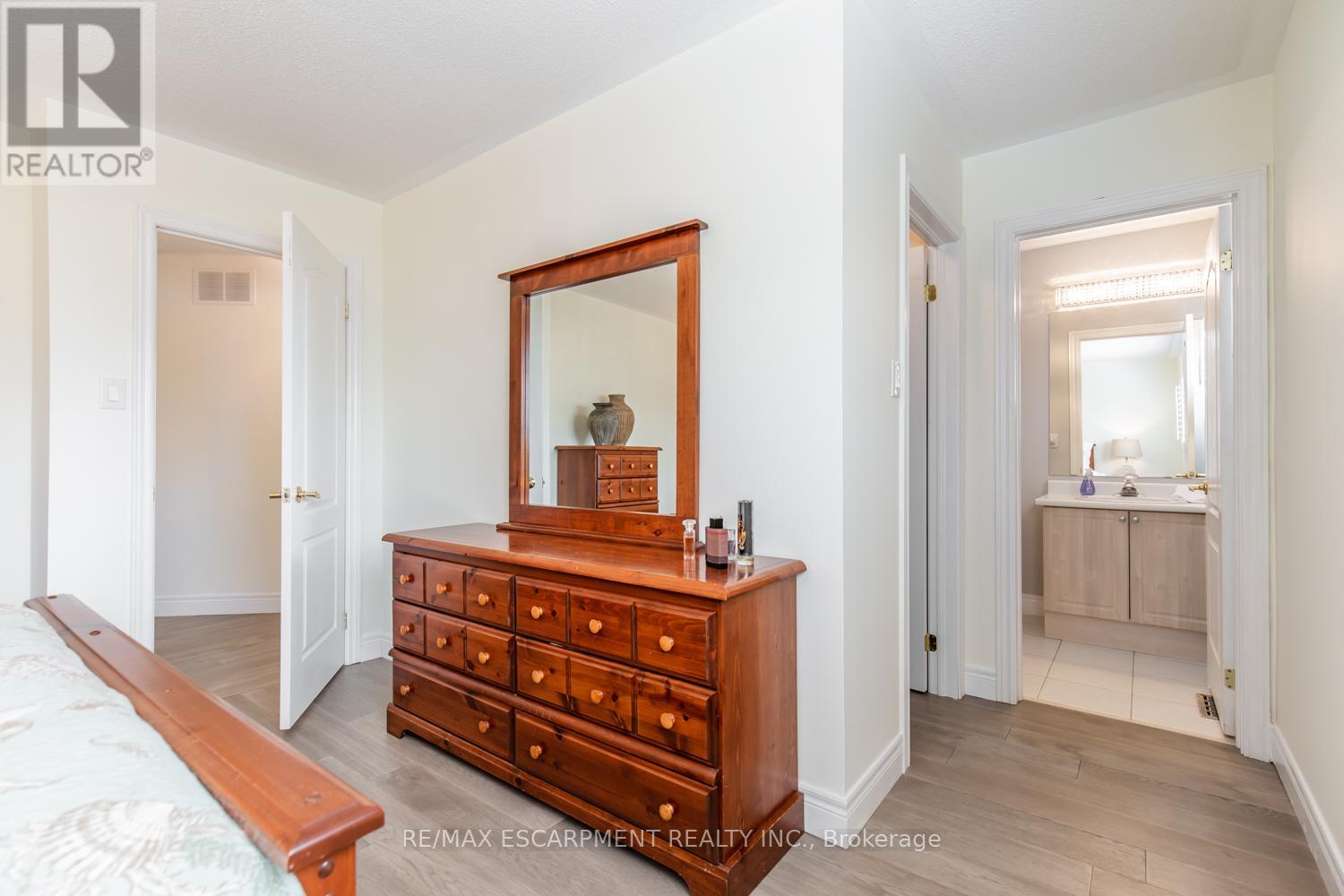 109 Peachwood Crescent, Hamilton, Ontario L8E 5Z7 - Photo 16 - X12553542